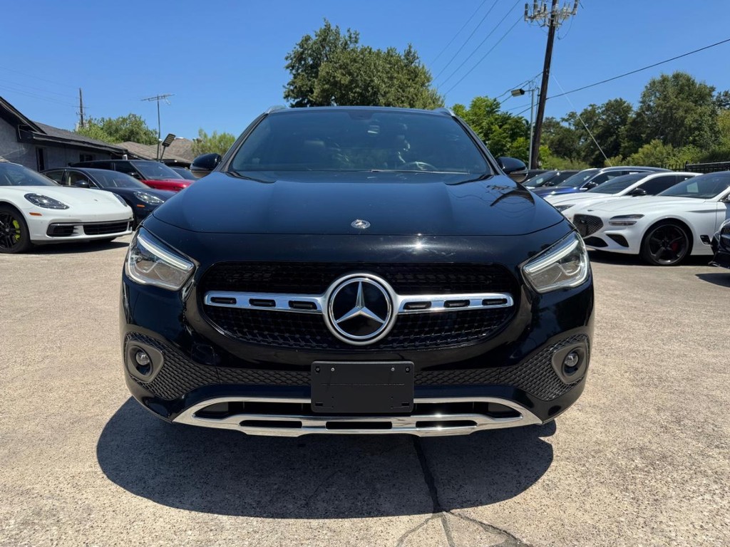 Mercedes-Benz GLA 250 Vehicle Full-screen Gallery Image 02