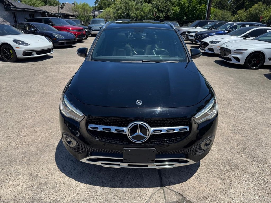 Mercedes-Benz GLA 250 Vehicle Full-screen Gallery Image 03