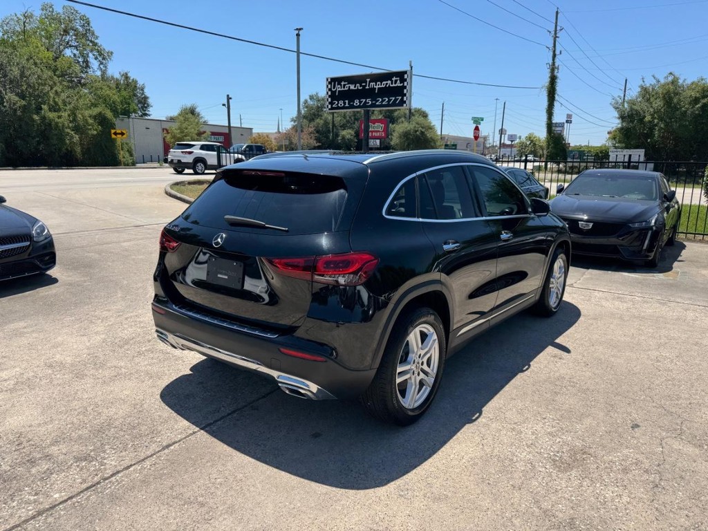 Mercedes-Benz GLA 250 Vehicle Full-screen Gallery Image 04