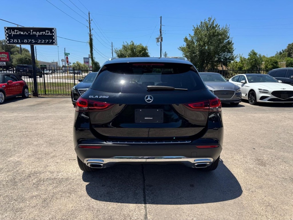 Mercedes-Benz GLA 250 Vehicle Full-screen Gallery Image 07