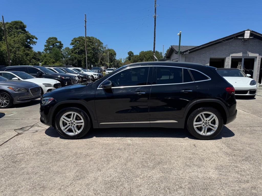 Mercedes-Benz GLA 250 Vehicle Full-screen Gallery Image 09