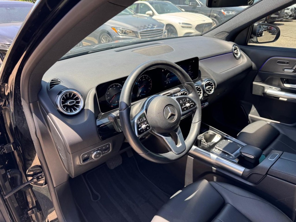Mercedes-Benz GLA 250 Vehicle Full-screen Gallery Image 10