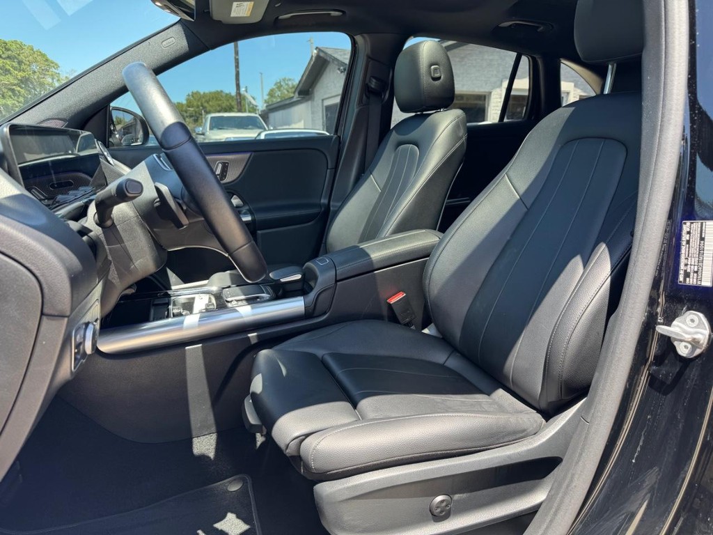 Mercedes-Benz GLA 250 Vehicle Full-screen Gallery Image 11