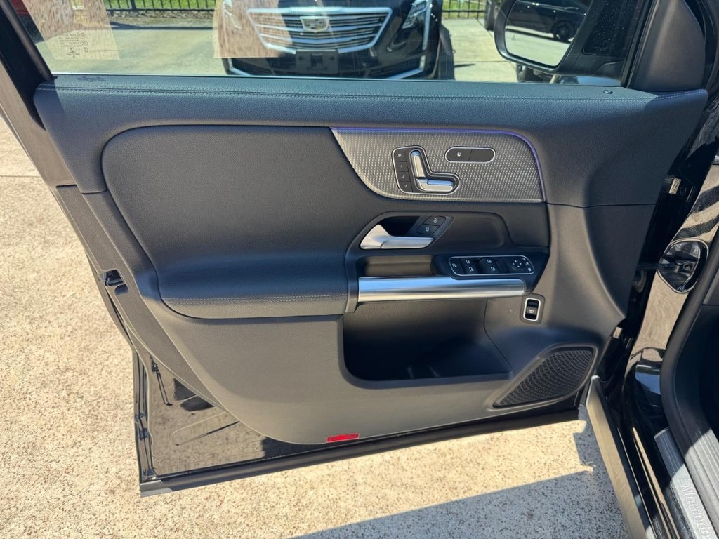 Mercedes-Benz GLA 250 Vehicle Full-screen Gallery Image 12