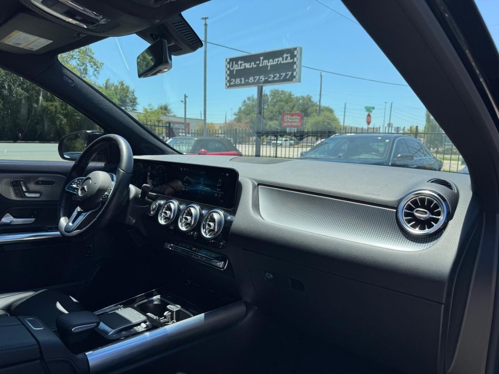 Mercedes-Benz GLA 250 Vehicle Full-screen Gallery Image 13