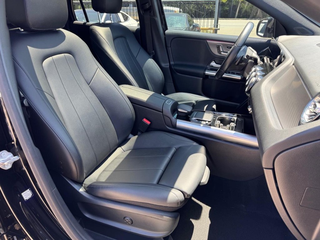 Mercedes-Benz GLA 250 Vehicle Full-screen Gallery Image 14