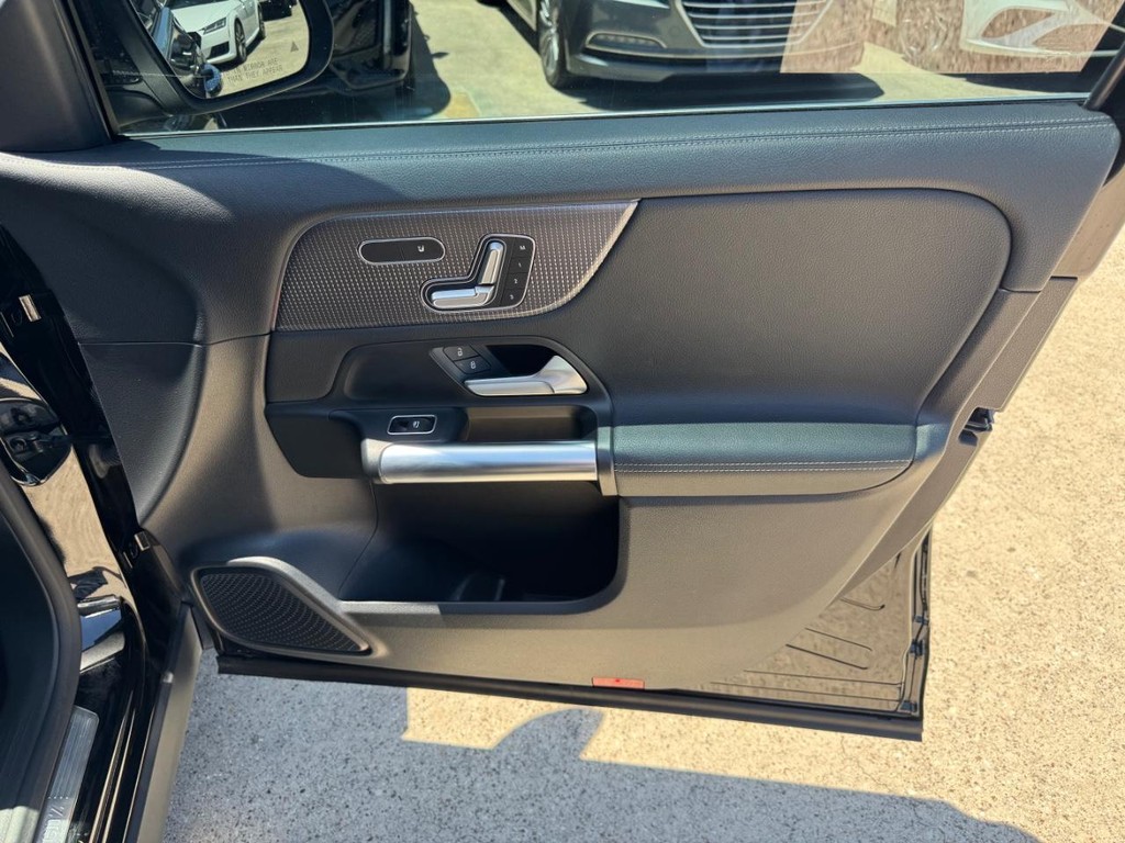 Mercedes-Benz GLA 250 Vehicle Full-screen Gallery Image 15