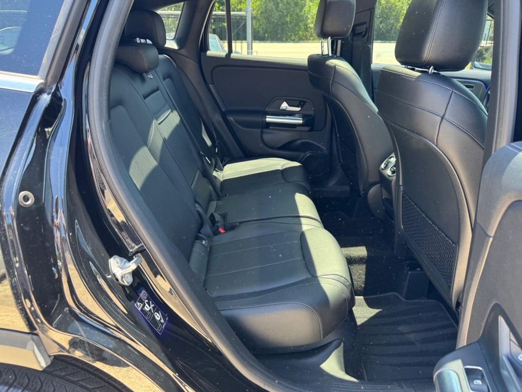 Mercedes-Benz GLA 250 Vehicle Full-screen Gallery Image 16