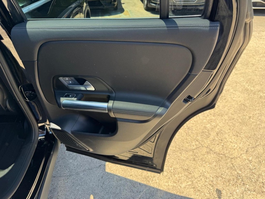 Mercedes-Benz GLA 250 Vehicle Full-screen Gallery Image 17