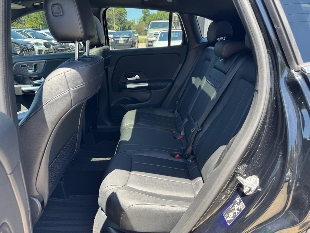Mercedes-Benz GLA 250 Vehicle Full-screen Gallery Image 18