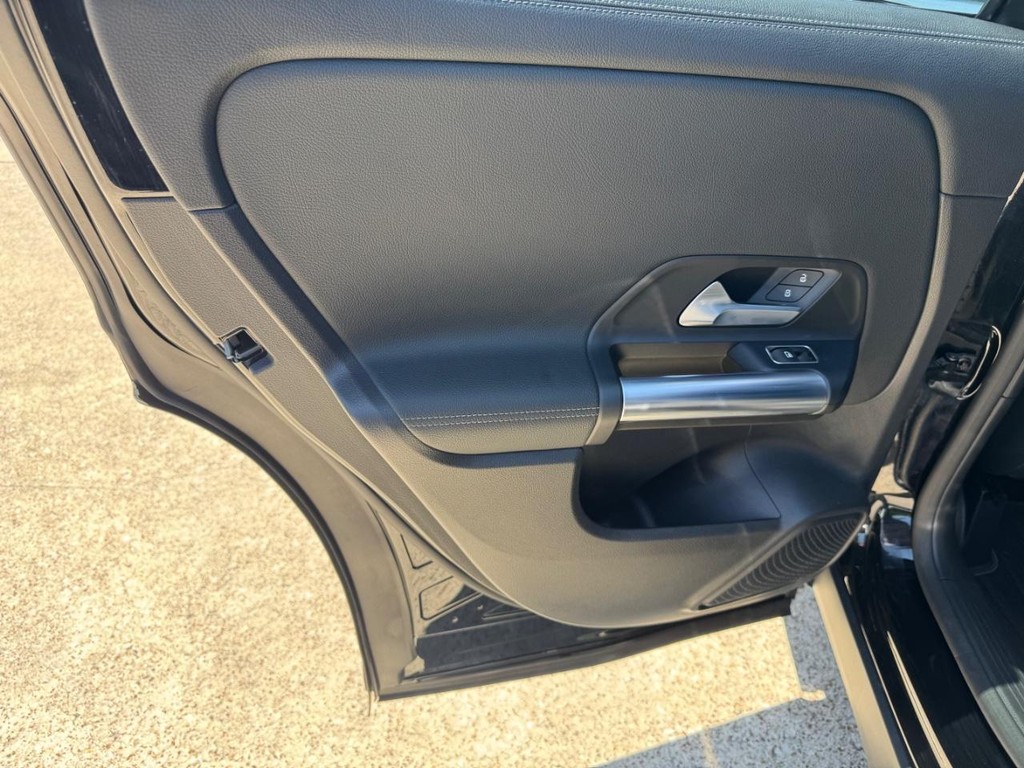 Mercedes-Benz GLA 250 Vehicle Full-screen Gallery Image 19