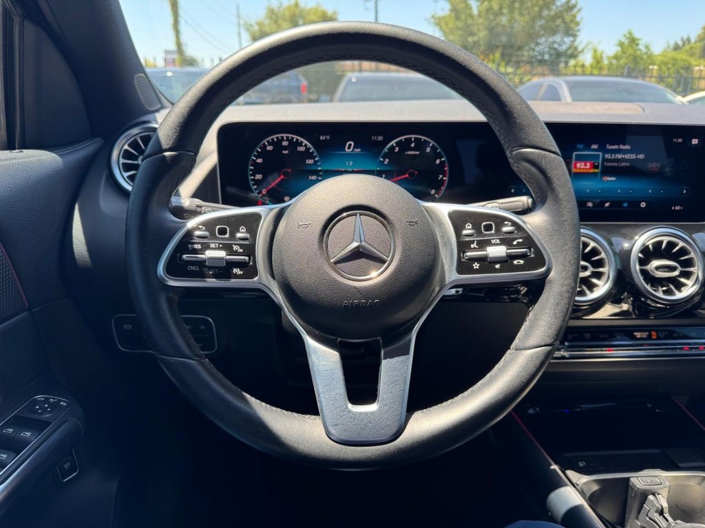 Mercedes-Benz GLA 250 Vehicle Full-screen Gallery Image 20