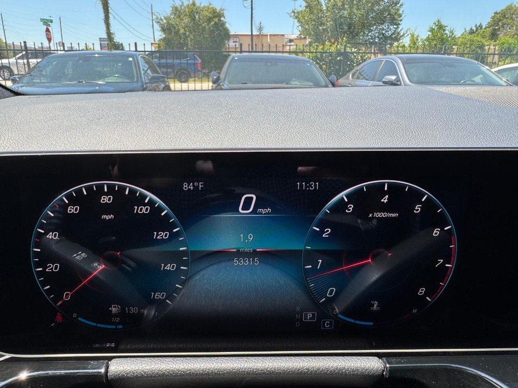 Mercedes-Benz GLA 250 Vehicle Full-screen Gallery Image 21