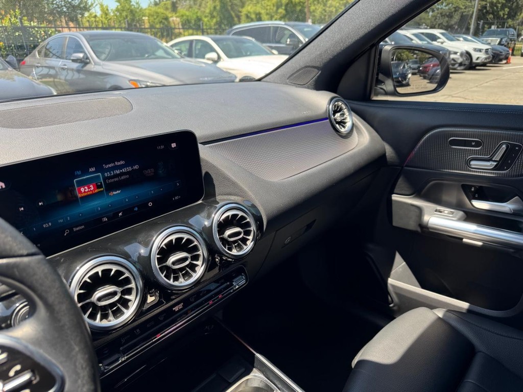 Mercedes-Benz GLA 250 Vehicle Full-screen Gallery Image 22