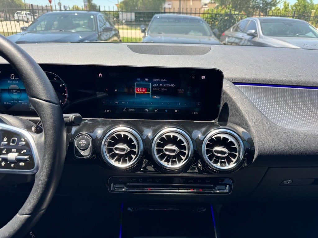 Mercedes-Benz GLA 250 Vehicle Full-screen Gallery Image 24