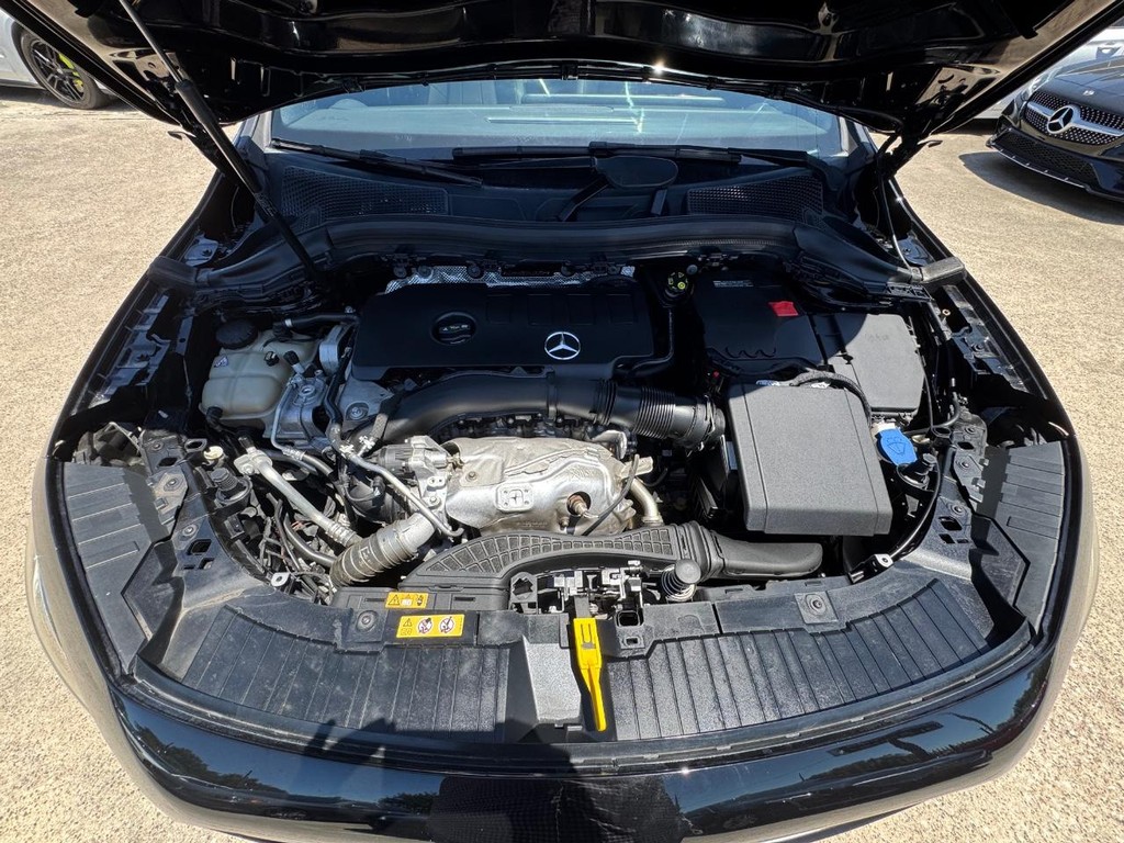 Mercedes-Benz GLA 250 Vehicle Full-screen Gallery Image 27
