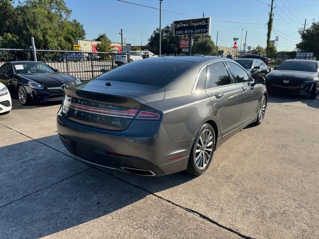Lincoln MKZ Vehicle Full-screen Gallery Image 06