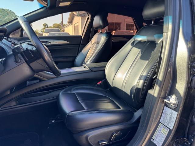 Lincoln MKZ Vehicle Full-screen Gallery Image 11