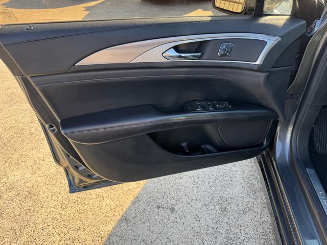 Lincoln MKZ Vehicle Full-screen Gallery Image 12
