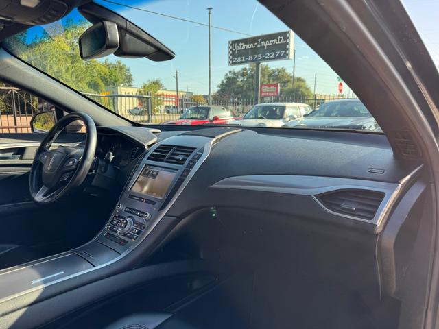 Lincoln MKZ Vehicle Full-screen Gallery Image 13
