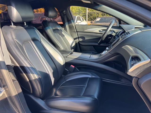 Lincoln MKZ Vehicle Full-screen Gallery Image 14