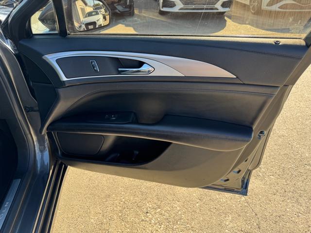 Lincoln MKZ Vehicle Full-screen Gallery Image 15
