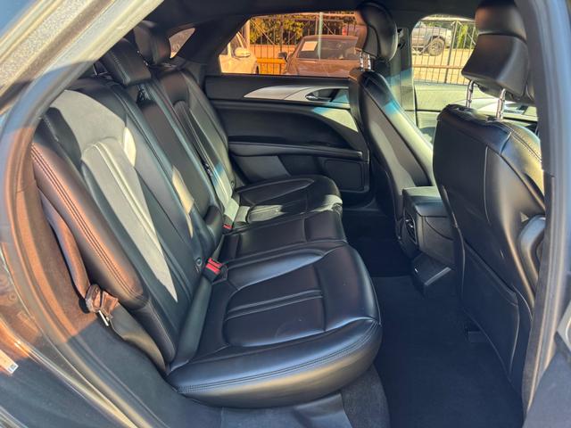 Lincoln MKZ Vehicle Full-screen Gallery Image 16