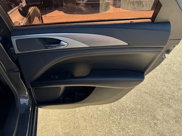 Lincoln MKZ Vehicle Full-screen Gallery Image 17