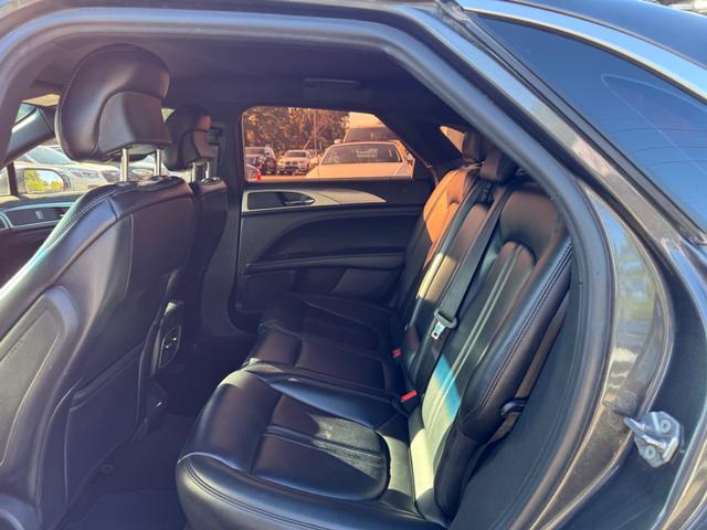 Lincoln MKZ Vehicle Full-screen Gallery Image 18