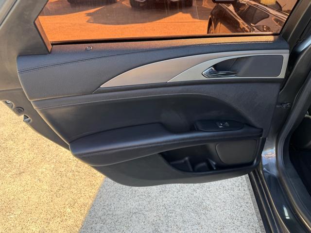 Lincoln MKZ Vehicle Full-screen Gallery Image 19