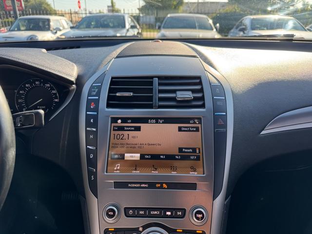 Lincoln MKZ Vehicle Full-screen Gallery Image 22