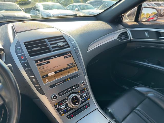 Lincoln MKZ Vehicle Full-screen Gallery Image 24