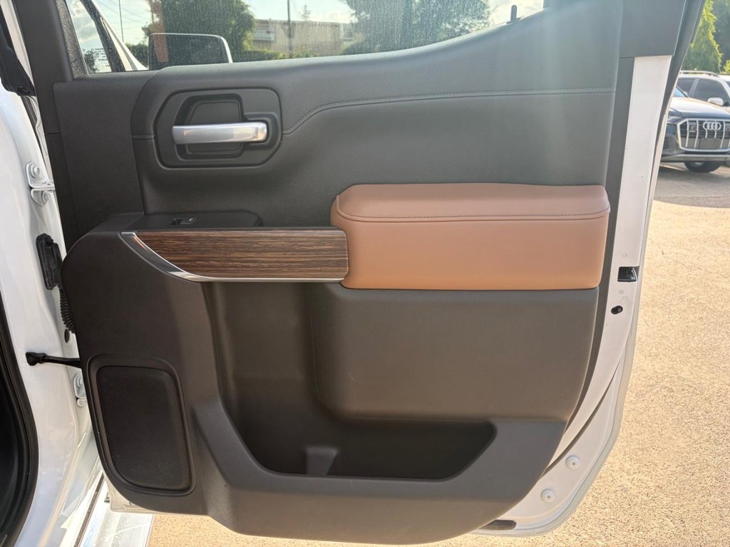 Chevrolet Silverado 1500 Vehicle Full-screen Gallery Image 17