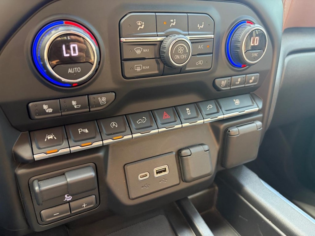 Chevrolet Silverado 1500 Vehicle Full-screen Gallery Image 24