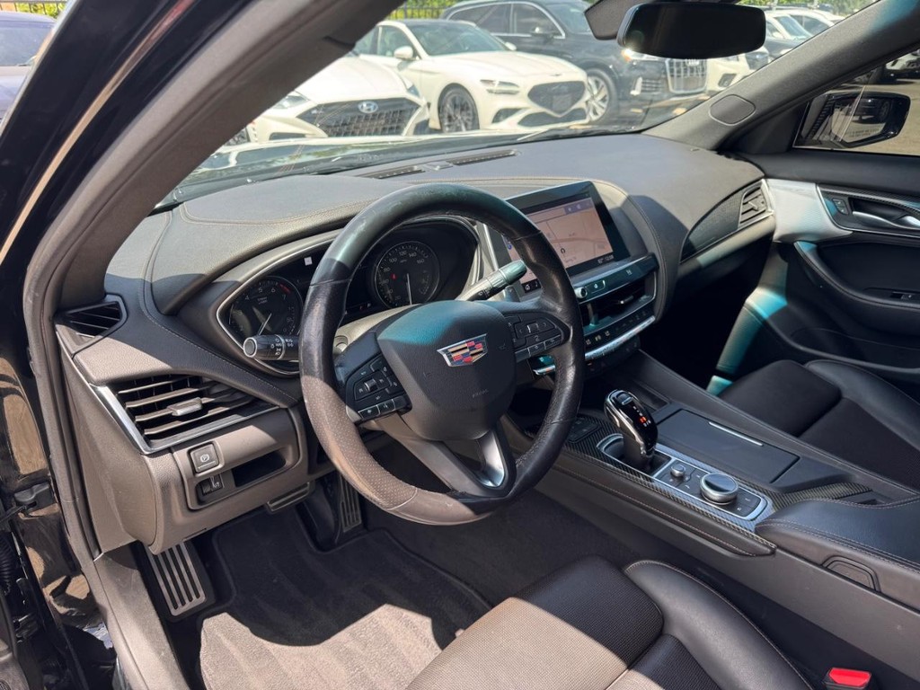 Cadillac CT5 Vehicle Full-screen Gallery Image 10