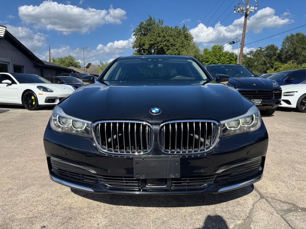 BMW 740i Vehicle Full-screen Gallery Image 02