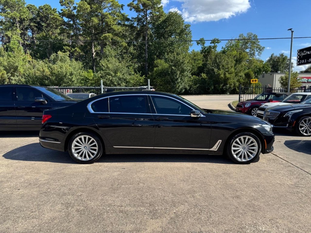 BMW 740i Vehicle Full-screen Gallery Image 03