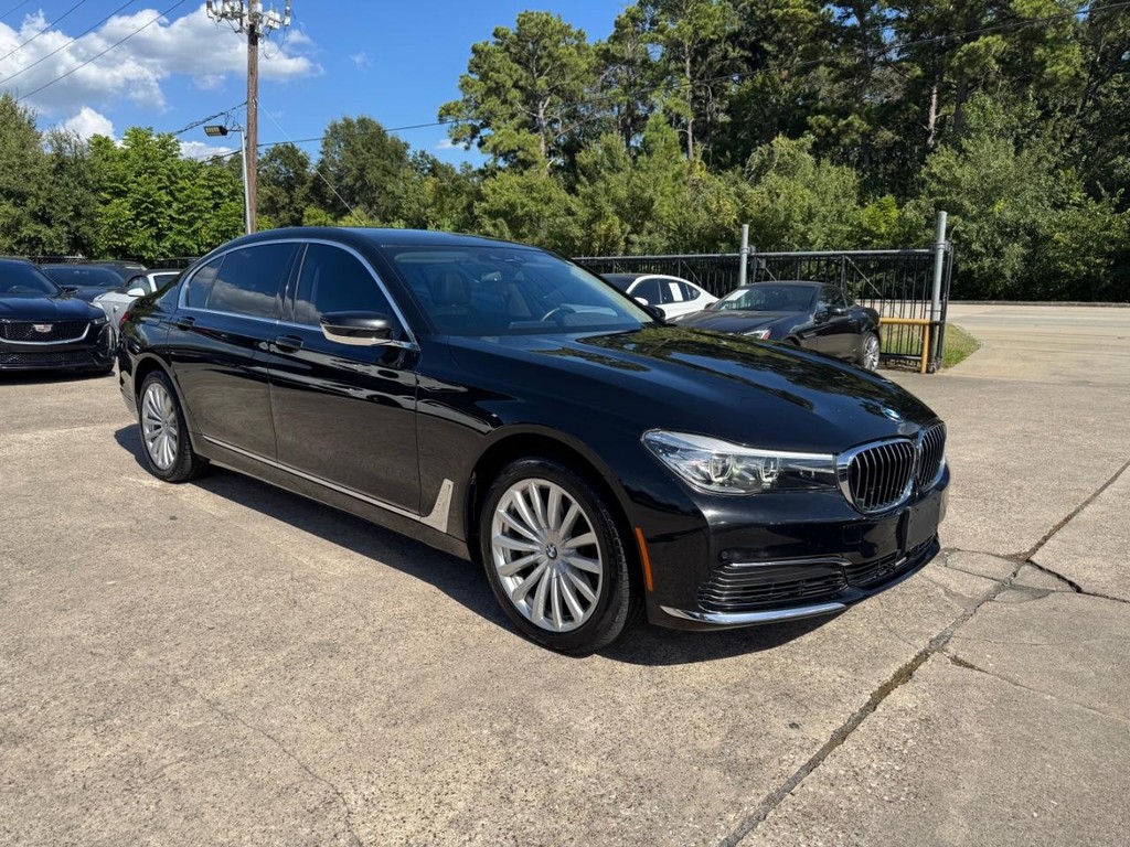 BMW 740i Vehicle Full-screen Gallery Image 04