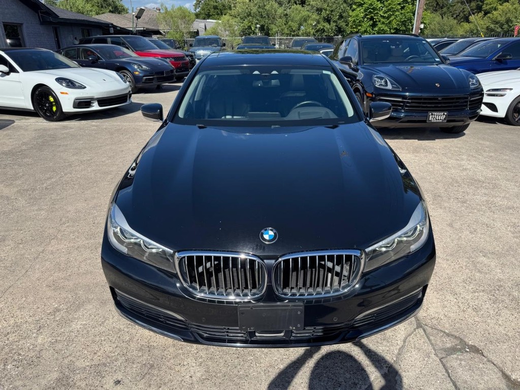 BMW 740i Vehicle Full-screen Gallery Image 05