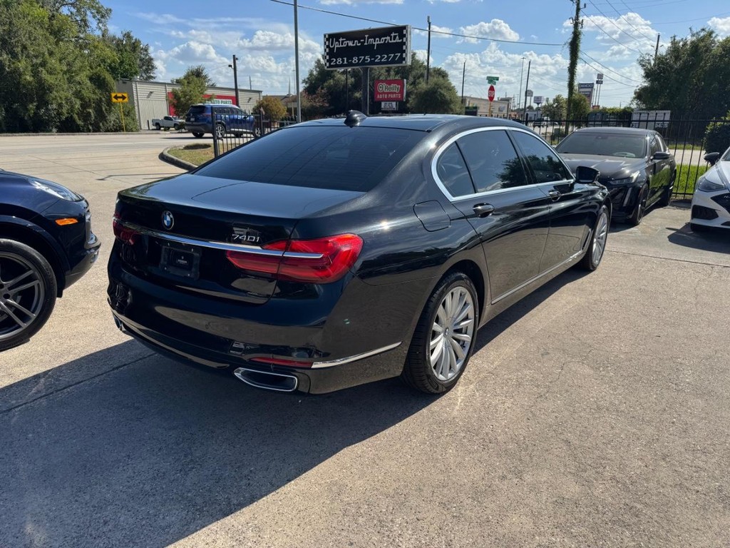 BMW 740i Vehicle Full-screen Gallery Image 06