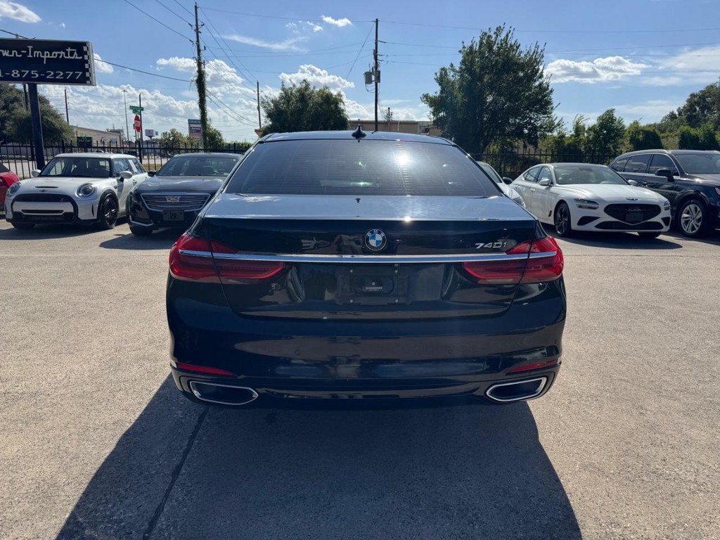 BMW 740i Vehicle Full-screen Gallery Image 07