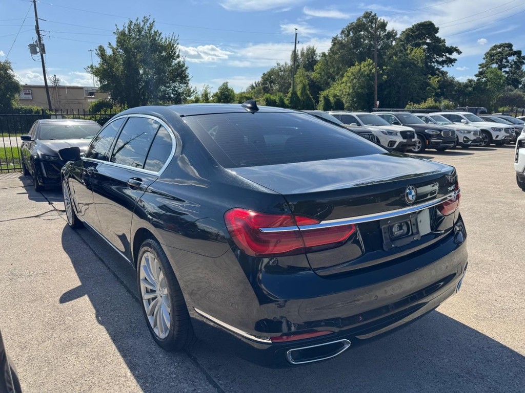 BMW 740i Vehicle Full-screen Gallery Image 08