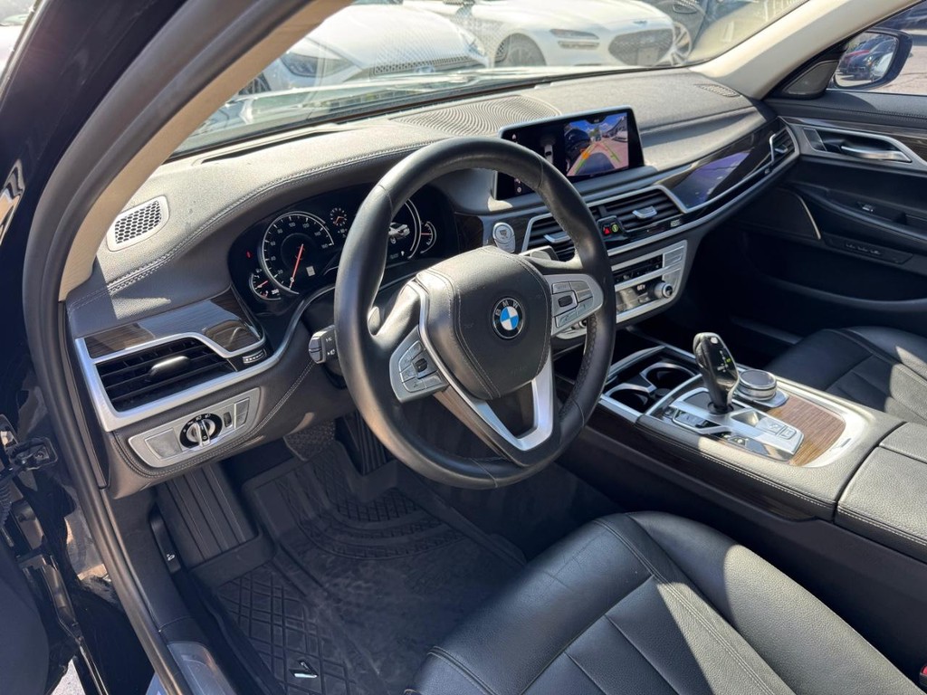 BMW 740i Vehicle Full-screen Gallery Image 09
