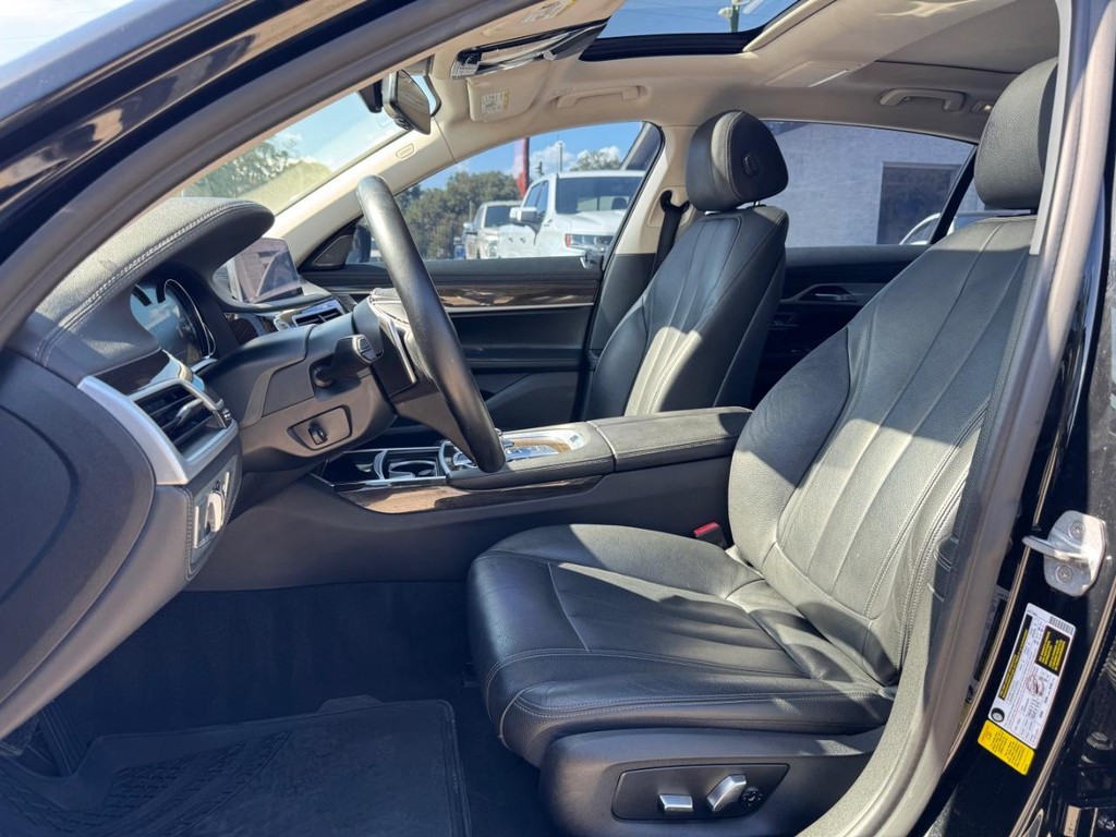 BMW 740i Vehicle Full-screen Gallery Image 10