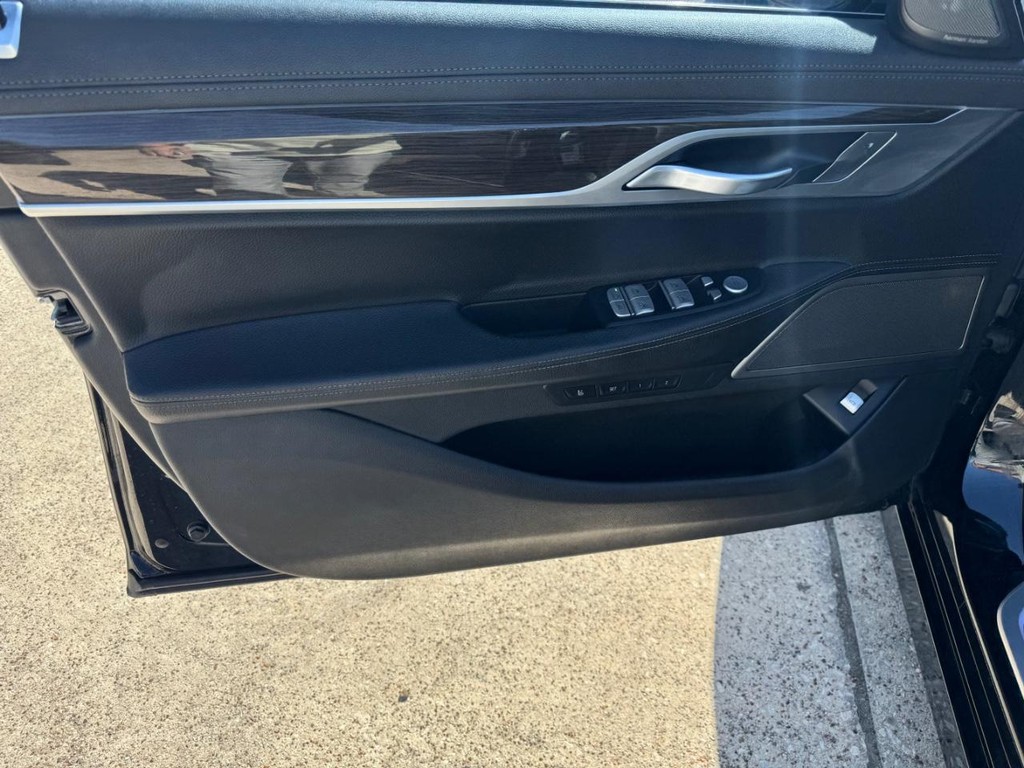 BMW 740i Vehicle Full-screen Gallery Image 11