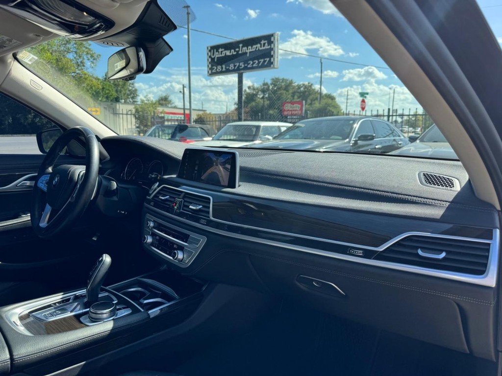 BMW 740i Vehicle Full-screen Gallery Image 12