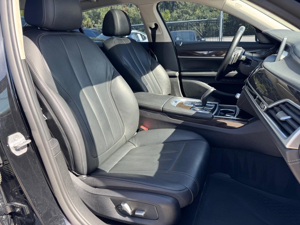 BMW 740i Vehicle Full-screen Gallery Image 13