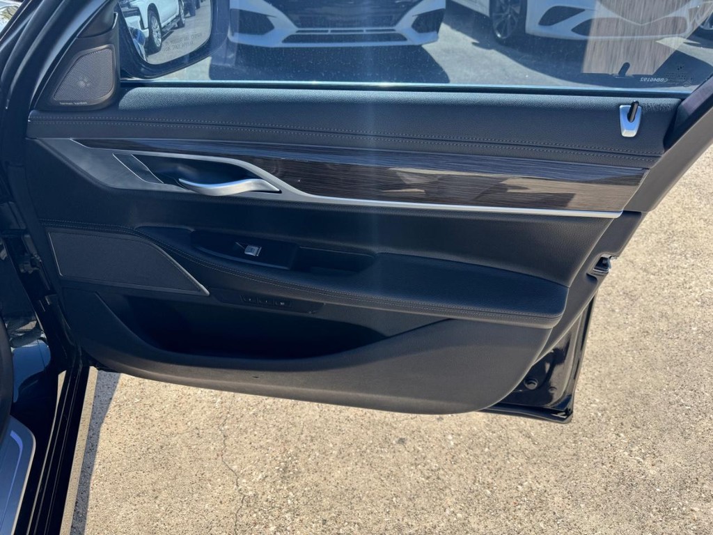 BMW 740i Vehicle Full-screen Gallery Image 14