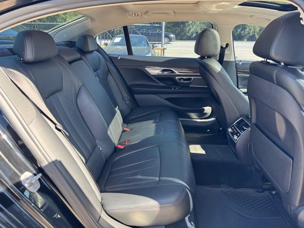 BMW 740i Vehicle Full-screen Gallery Image 15