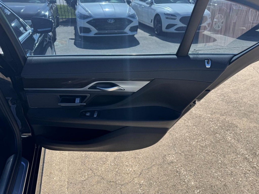 BMW 740i Vehicle Full-screen Gallery Image 16